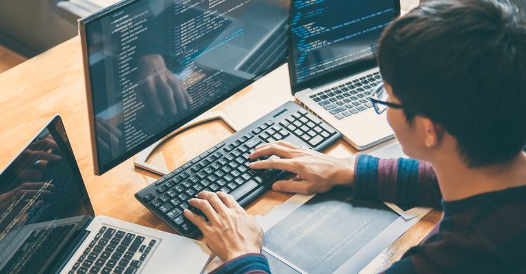 Vantagens operacionais e econômicas: o ROI do software sob medida